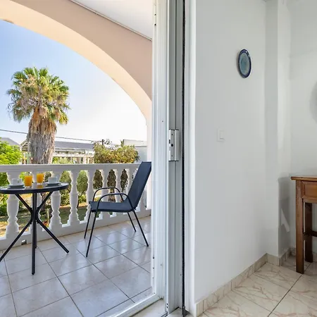 Palm Studios, 350m From Agios Sostis Beach, By Zantewize